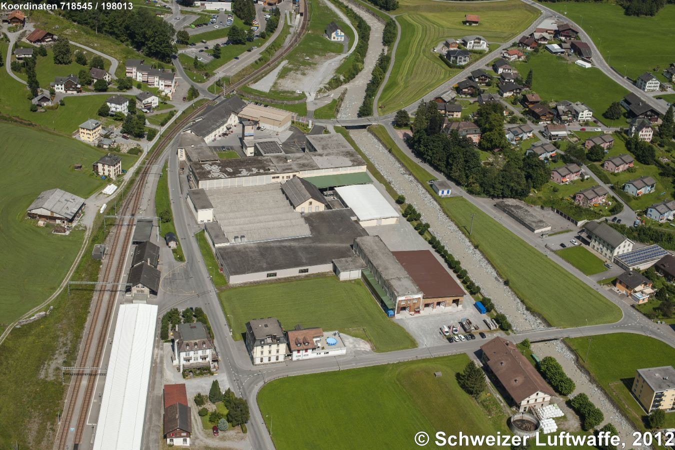 Gemeinde Glarus-Süd: Industriegebäude Linthal (Position: 2'718'847.66, 1'198'418.90) in 'Unter Ennetlinth'.